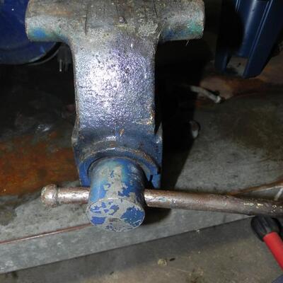LOT 18 COLUMBIAN VISE