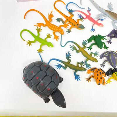 PLASTIC ANIMAL TOY LOT - INCLUDES ZOOMORPHS