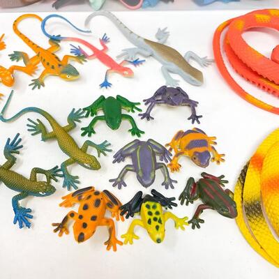 PLASTIC ANIMAL TOY LOT - INCLUDES ZOOMORPHS