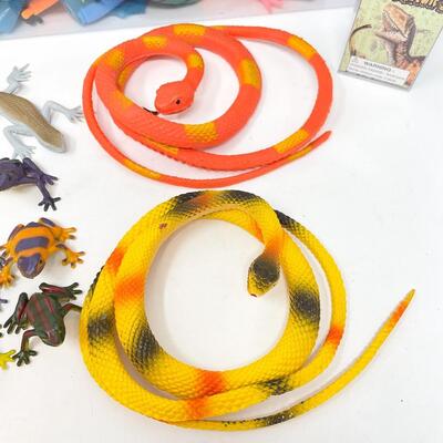 PLASTIC ANIMAL TOY LOT - INCLUDES ZOOMORPHS
