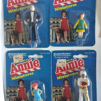 LOT 169  COLLECTIBLE TOYS KNICKERBOCKER ANNIE & MORE