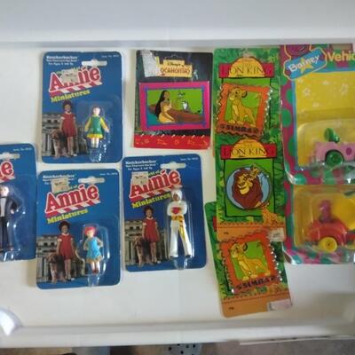 LOT 169  COLLECTIBLE TOYS KNICKERBOCKER ANNIE & MORE