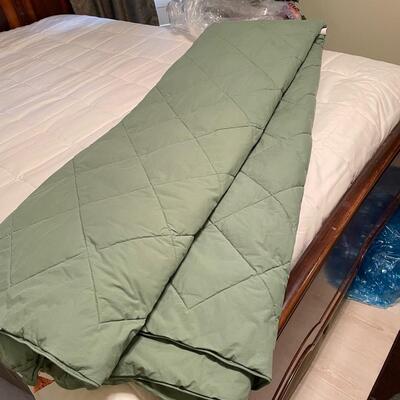   Lot 45  Green Poly Fill Comforter King or Queen