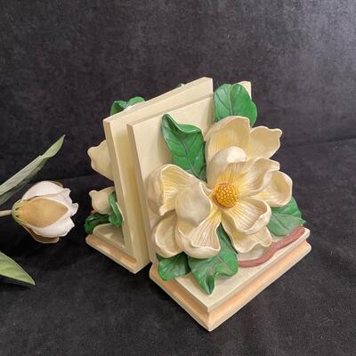 Lot 121  Magnolia Decor