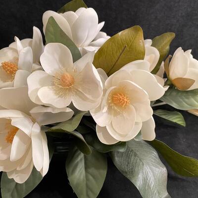 Lot 121  Magnolia Decor