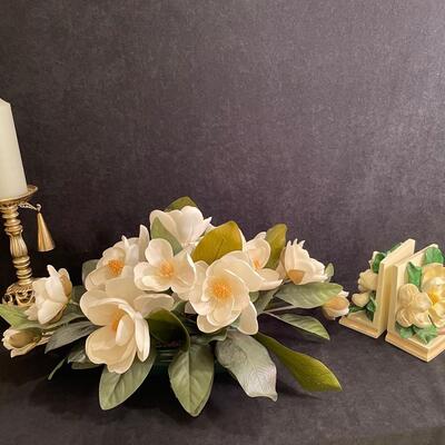 Lot 121  Magnolia Decor