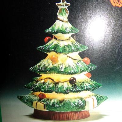 LOT 103  WALL CLOCK AND CHRISTMAS TREE LAMP