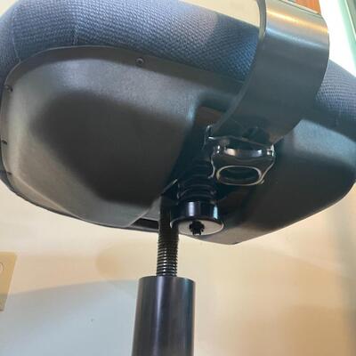 BLUE ARMLESS OFFICE CHAIR