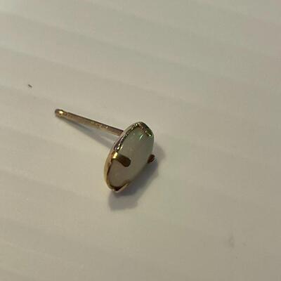 lot 359- 14K gold and opal earring