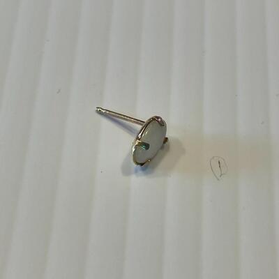 lot 359- 14K gold and opal earring