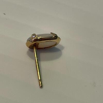 lot 359- 14K gold and opal earring