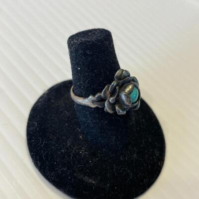 lot 362- Sterling silver and turquoise ring