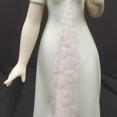 NAO - Elegant Pose     Lladro Collectible 