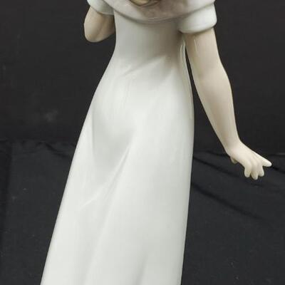 NAO - Elegant Pose     Lladro Collectible 