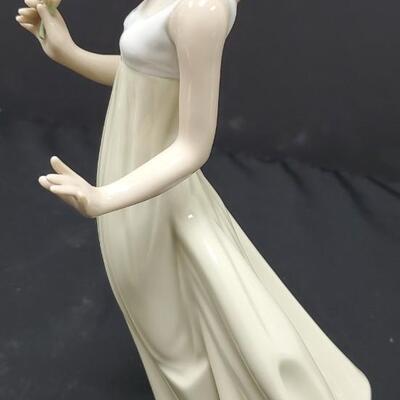 NAO - Gentle Breeze     Lladro Collectible 
