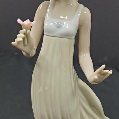 NAO - Gentle Breeze     Lladro Collectible 