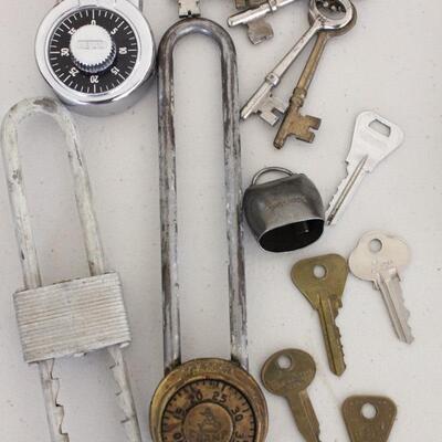 Lot 18 Collectible Locks & Keys
