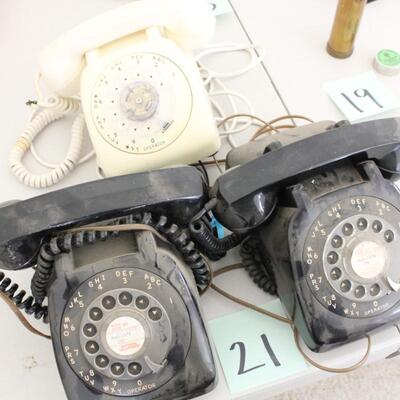 Lot 21 Collectible Vintage Phones #1
