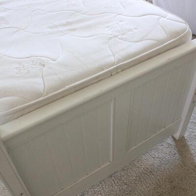 Lot 39 Twin Size White Bed #2 (w/ Mattress & Box spring)