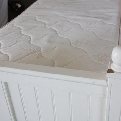 Lot 39 Twin Size White Bed #2 (w/ Mattress & Box spring)