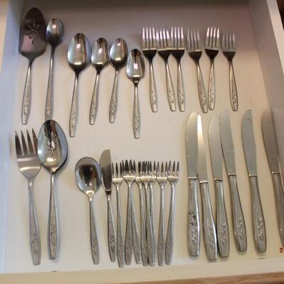 Lot 112 Drawer of Stainless Flatware Oneida