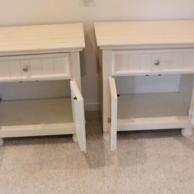 Lot 135 Pair of White Night Stands 18x28x28