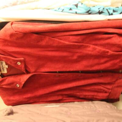 Lot 152 Entire Contents of Women's Vintage Clothing Closet