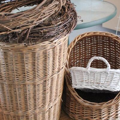 Lot 249 Baskets & Wreaths