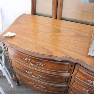 Lot 262 Broyhill 9 Drawer Dresser w/ Mirror - 19.5x65x32
