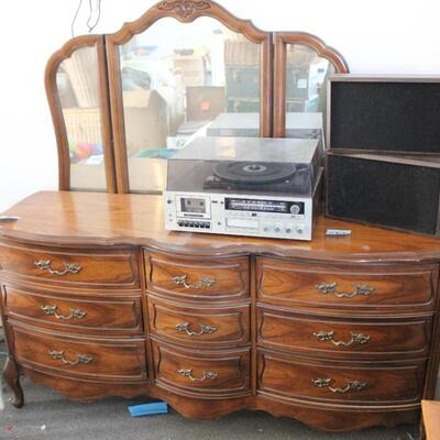 Lot 262 Broyhill 9 Drawer Dresser w/ Mirror - 19.5x65x32