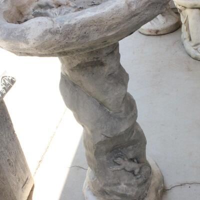 Lot 285 Lizard Cement Bird Bath