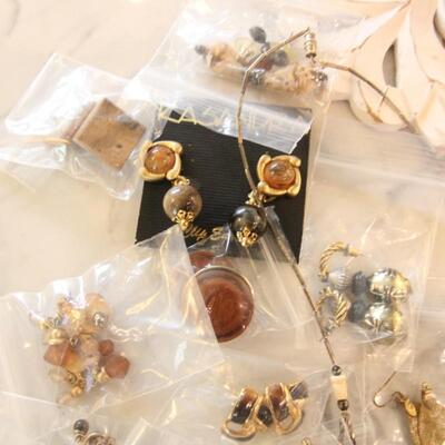 Lot 298 Brown Jewelry 