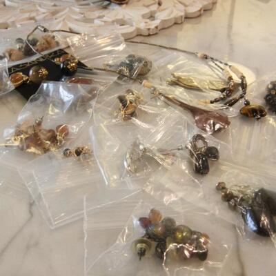 Lot 298 Brown Jewelry 