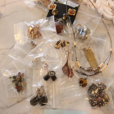 Lot 298 Brown Jewelry 