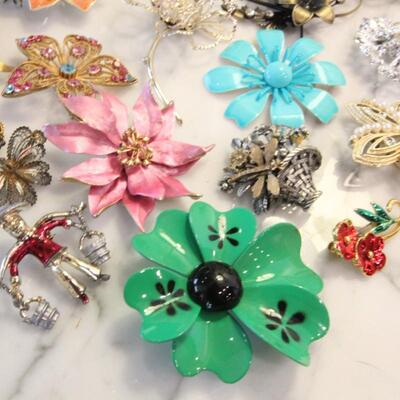 Lot 300 Vintage Brooches