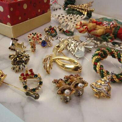 Lot 302 Christmas Jewelry 
