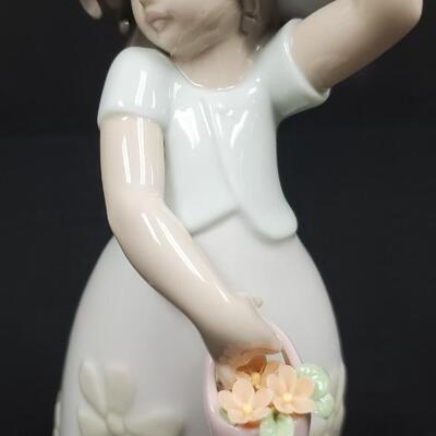 Lladro - Young girl holding onto her hat 