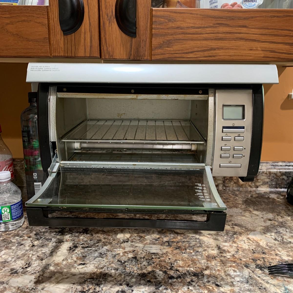 Black + Decker Under-the-Cabinet Mounted Toaster Oven