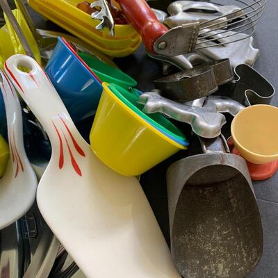 Lot 151: Vintage Kitchy Tomato Pitcher, Cake Tin & More