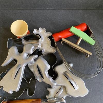Lot 151: Vintage Kitchy Tomato Pitcher, Cake Tin & More