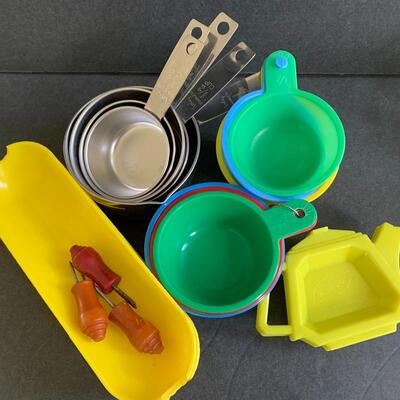 Lot 151: Vintage Kitchy Tomato Pitcher, Cake Tin & More