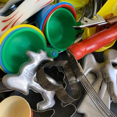 Lot 151: Vintage Kitchy Tomato Pitcher, Cake Tin & More
