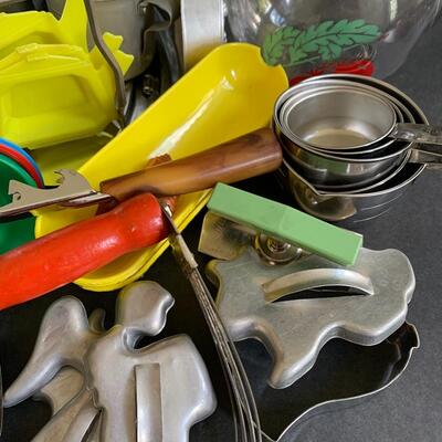 Lot 151: Vintage Kitchy Tomato Pitcher, Cake Tin & More