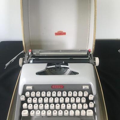 Lot 101: Vintage Royal Typewriter in Case 