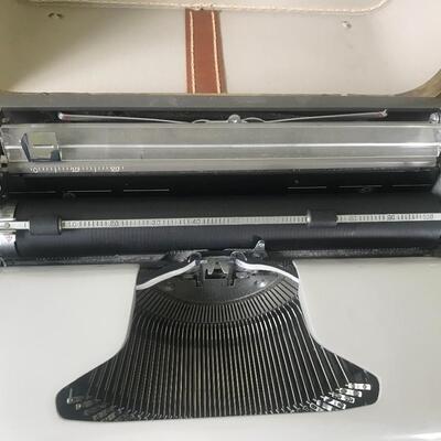 Lot 101: Vintage Royal Typewriter in Case 