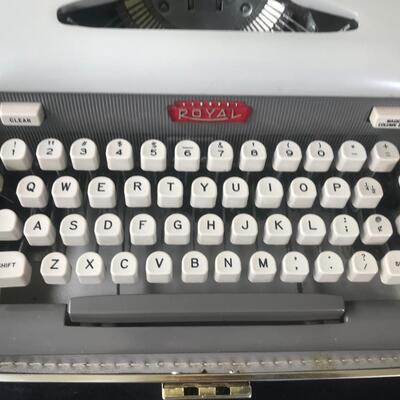 Lot 101: Vintage Royal Typewriter in Case 