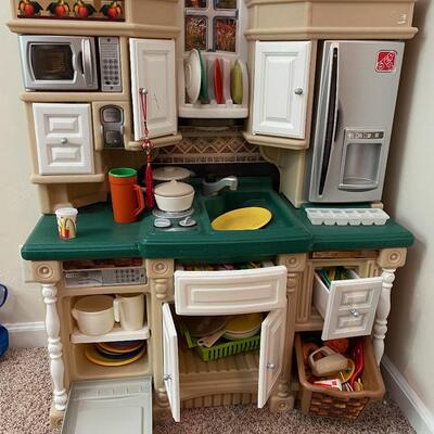 #176 Little Tykes Kitchen with some accessories 