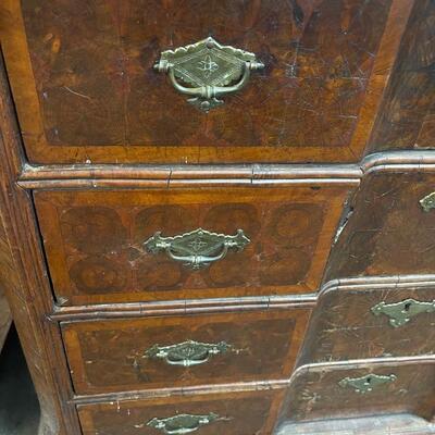 LOT 135 - Early 18th Century Oyster Veneer Chest of Drawers