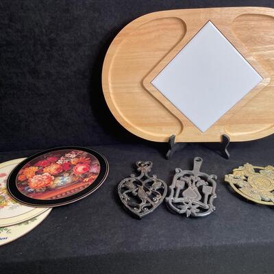 Lot 238  Cheese Board and 6 Trivets