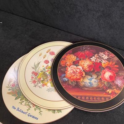 Lot 238  Cheese Board and 6 Trivets